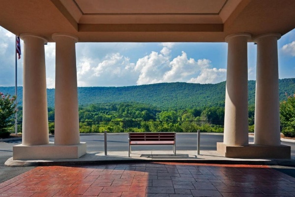 Holiday Inn Express Hotel & Suites Harriman image 9